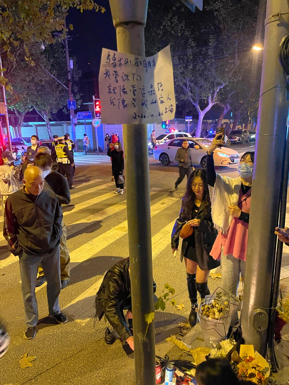 Stanovnici Šangaja oplakuju žrtve požara u zgradi u Urumćiju