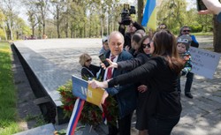 Protesty w Gdańsku i Warszawie na cmentarzach żołnierzy radzieckich. Doszło do przepychanek