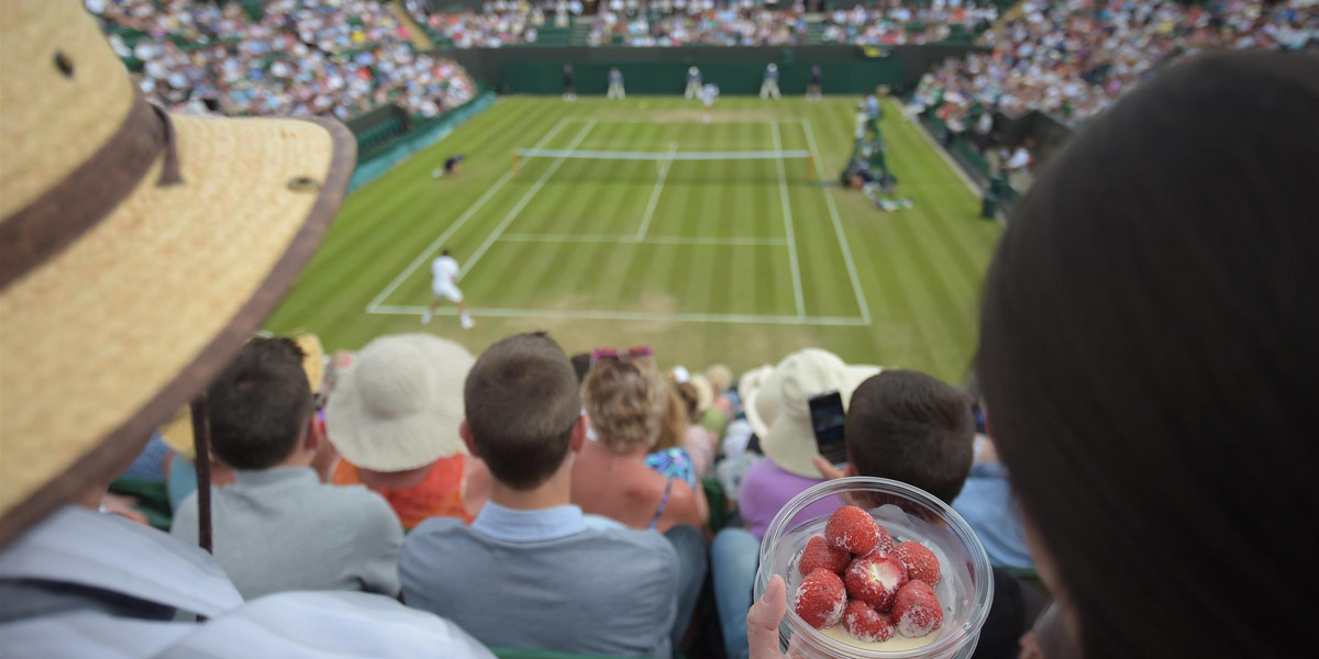 Kibice tłumnie przychodzą na korty Wimbledonu.