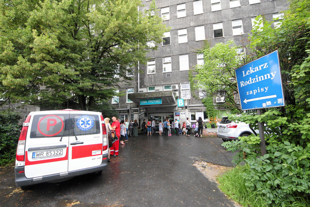 Pacjenci ewakuowani z izby przyjęć szpitala na Solcu przy ulicy Czerniakowskiej 231 w Warszawie.