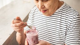 seniorzy powinni jeść codziennie. dba o stawy, oczyszcza jelita i wzmacnia odporność usuwać toksyny z organizmu dieta dla seniora