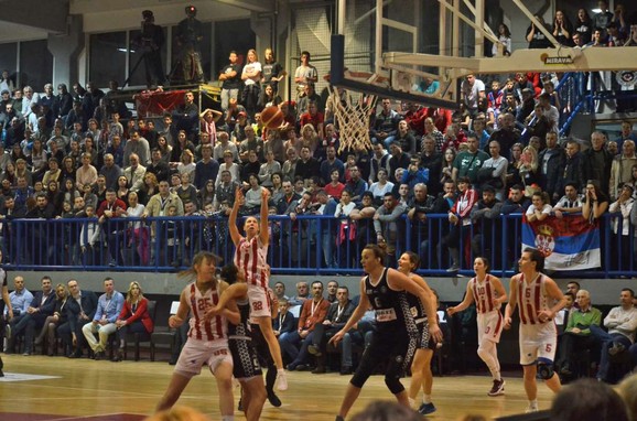 Detalj sa meča između košarkašica Crvene zvezde i Partizana