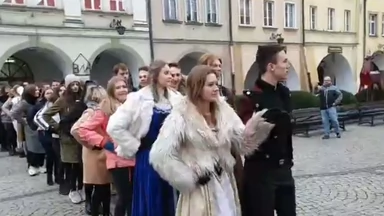 Jeleniogórscy maturzyści zatańczyli poloneza pod ratuszem. "Wielkie brawa"
