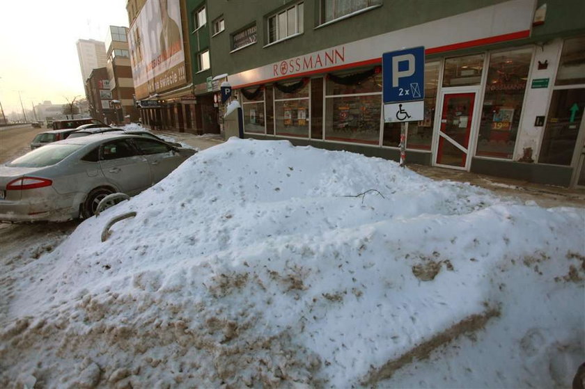 Parkometry zamarzają, na parkingach śnieg, ale płacić trzeba