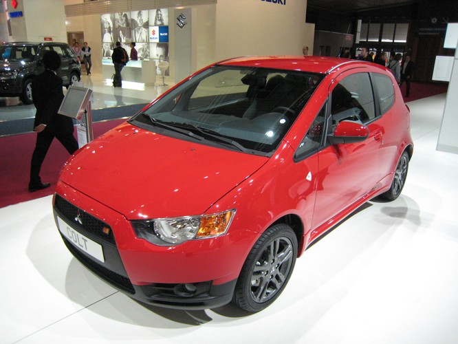 Mitsubishi Colt po mocnych zmianach to maluch, który nie chce już być grzecznym miejskim samochodzikiem