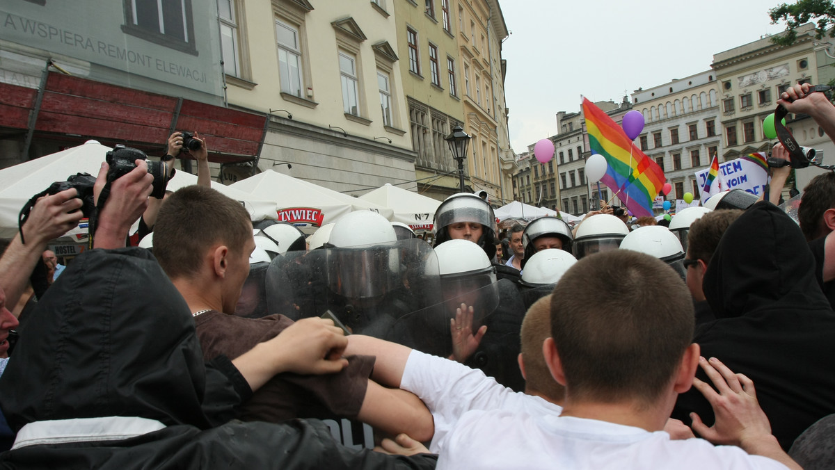 12 osób zatrzymanych po sobotnim Marszu Równości w Krakowie usłyszało zarzut udziału w zbiegowisku, które próbowało uniemożliwić legalną demonstrację. Jeden mężczyzna odpowie za czynną napaść na policjanta - poinformował rzecznik małopolskiej policji Dariusz Nowak.