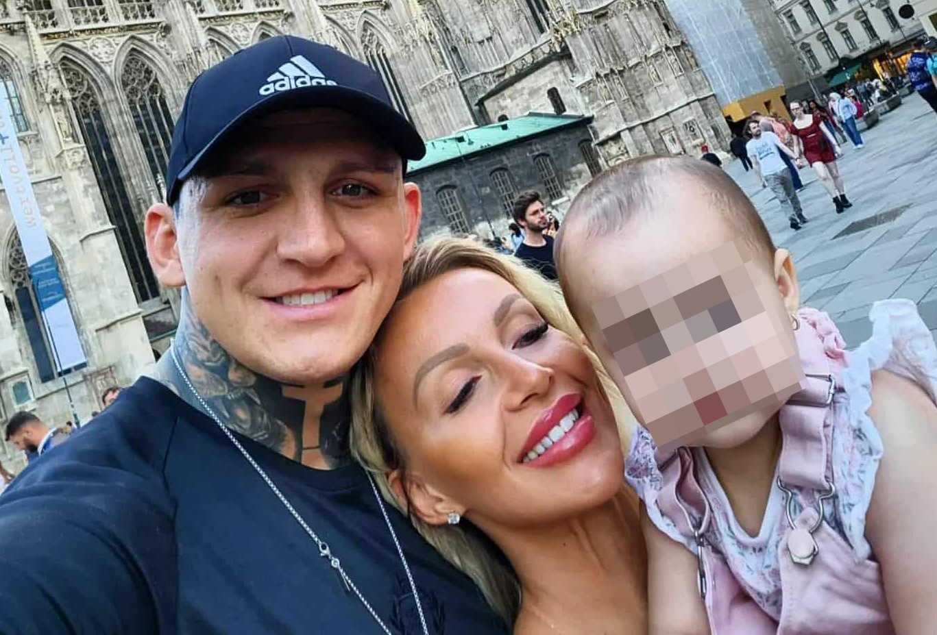 Gábor Boráros s Monikou Jákliovou a ich dcérkou Zorou. 