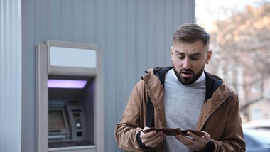 operatorzy kart płatniczych zgłaszają się po większe opłaty  transakcyjne. visa i mastercard podnoszą prowizje. kto zapłaci więcej w 2026?