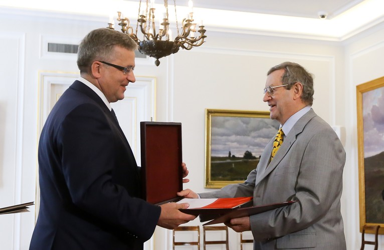 Brytyjski historyk prof. Norman Davies i Prezydent Bronisław Komorowski podczas uroczystości wręczenia prof. Daviesowi aktu nadania polskiego obywatelstwa