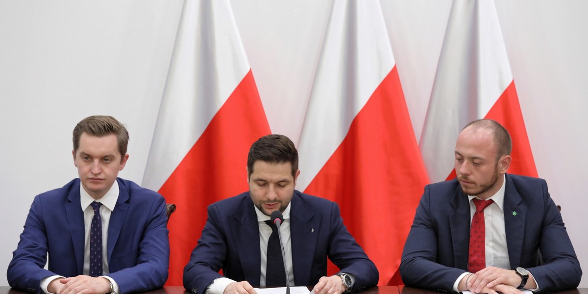 Przewodniczący Komisji Weryfikacyjnej Patryk Jaki (C) oraz członkowie komisji Sebastian Kaleta (L) i Bartłomiej Opaliński (P) podczas konferencji prasowej po niejawnym posiedzeniu komisji w Ministerstwie Sprawiedliwości w Warszawie