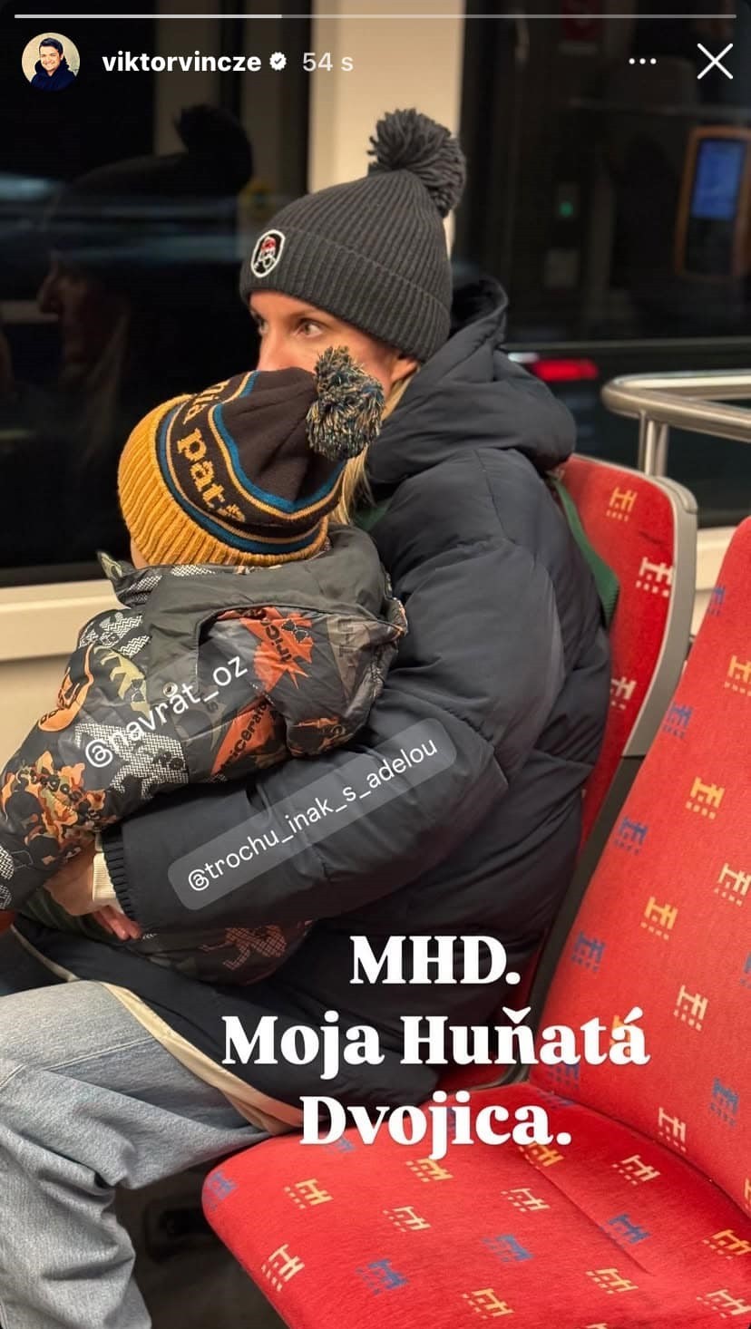 Adela Vinczeová s Maxíkom v MHD.