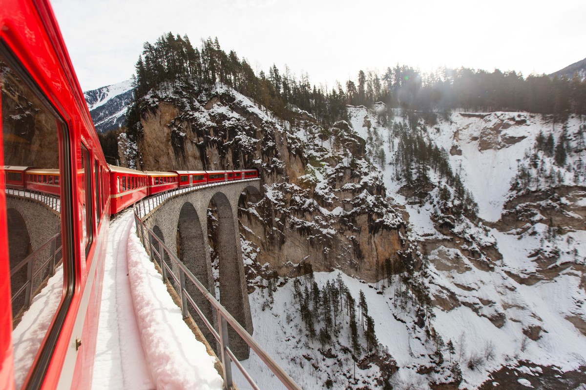 Red,Express,In,The,Winter,Season,Photo,,Lake,Bianco,Pontresina,