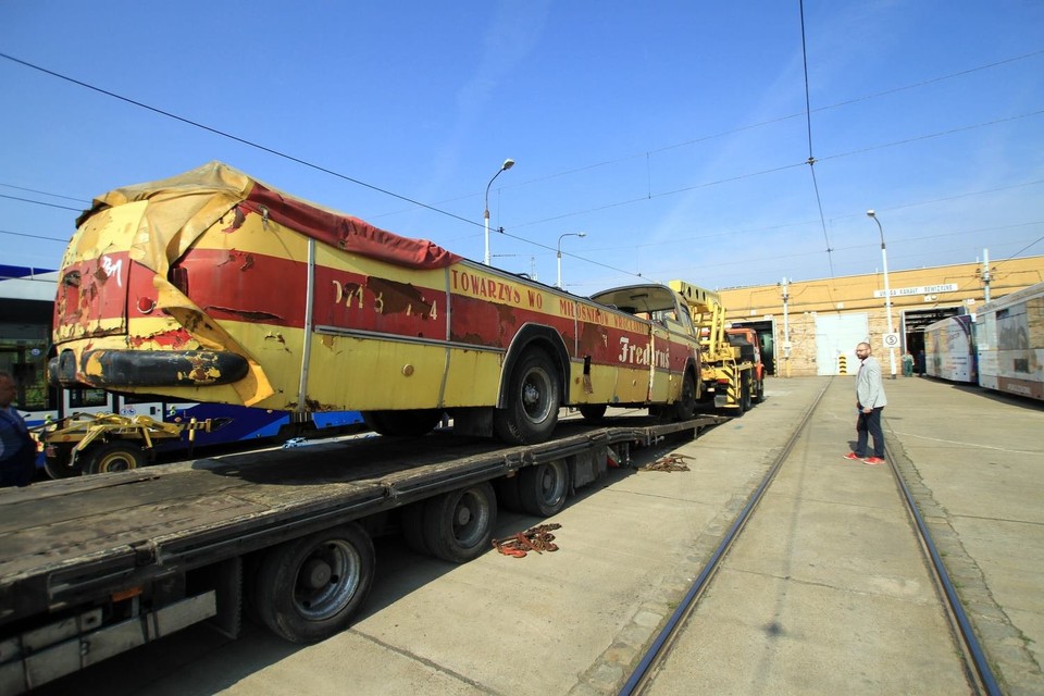 "Fredruś", czyli wrocławski autobus-kabriolet trafił w końcu pod dach