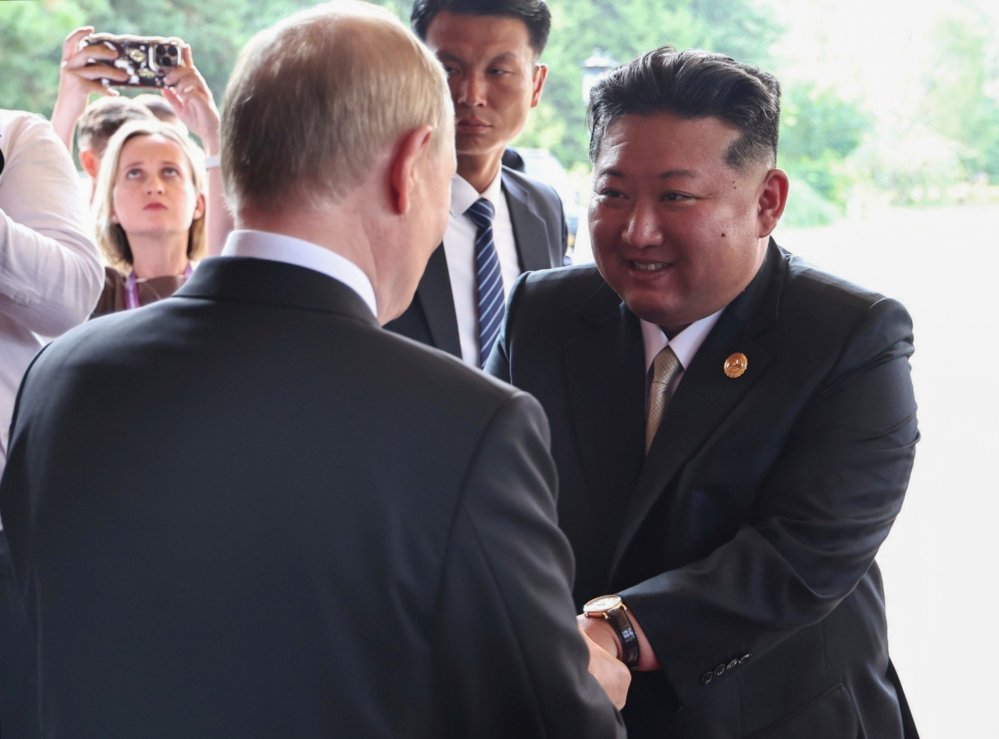 Ruský prezident Vladimir Putin (uprostred vpravo) a severokórejský líder Kim Čong-un.