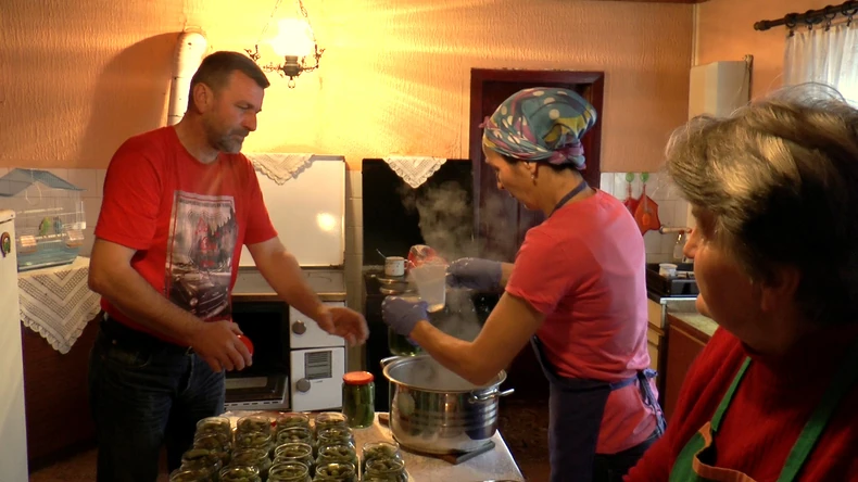 Porodica Gačić u radnoj atmosferi