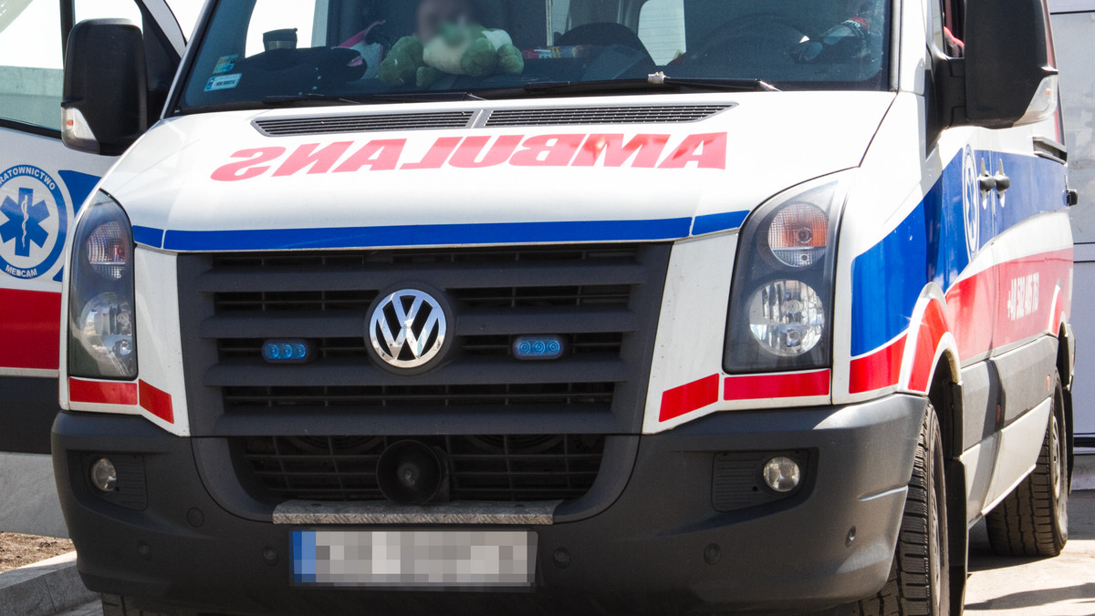 Dwie osoby trafiły do szpitala po tym, jak samochód osobowy zderzył się z autobusem miejskim w Warszawie. O zdarzeniu poinformował Kontakt24.