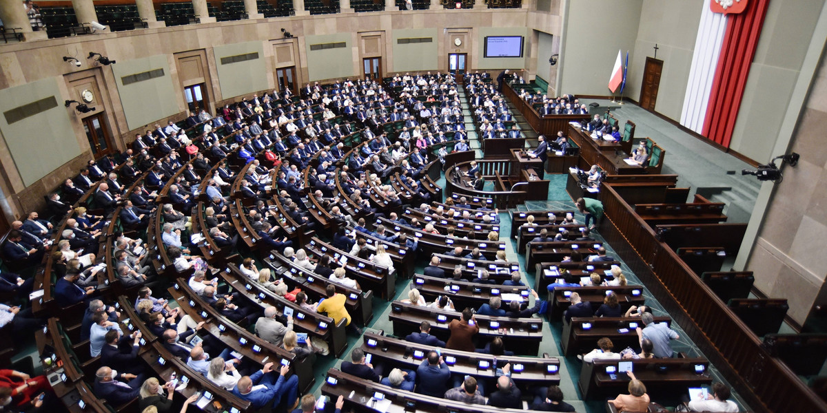 Najnowszy sondaż pokazuje, że gdyby wybory odbyły się w lipcu, do Sejmu dostałoby się 6 ugrupowań politycznych.