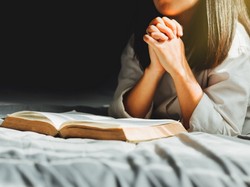 "Skowronki" bardziej religijne i zadowolone z życia niż "sowy". Polska naukowczyni zbadała, jak poranne wstawanie wpływa na życie