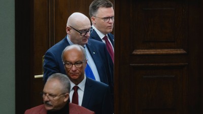 Marszałek Szymon Hołownia, wicemarszałkowie Piotr Zgorzelski z PSL i Włodzimierz Czarzasty z Nowej Lewicy i poseł Marek Jakubiak w Sejmie
