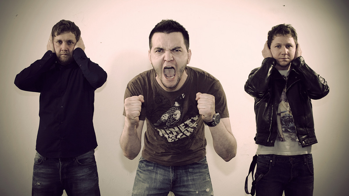 "Out of Hand" to tytuł nowej płyty grupy In a House of Brick. Album trafi do sprzedaży pod koniec stycznia i znajdzie się na nim 11 piosenek, w tym cover "Rebel Yell" Billy'ego Idola.