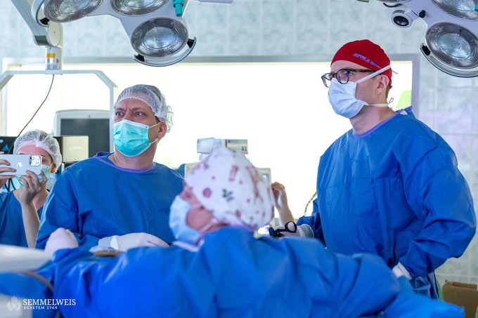 Kemoterápia után gyerekvállalás: saját petefészekszövetét ültették vissza egy nőnek a Semmelweisen