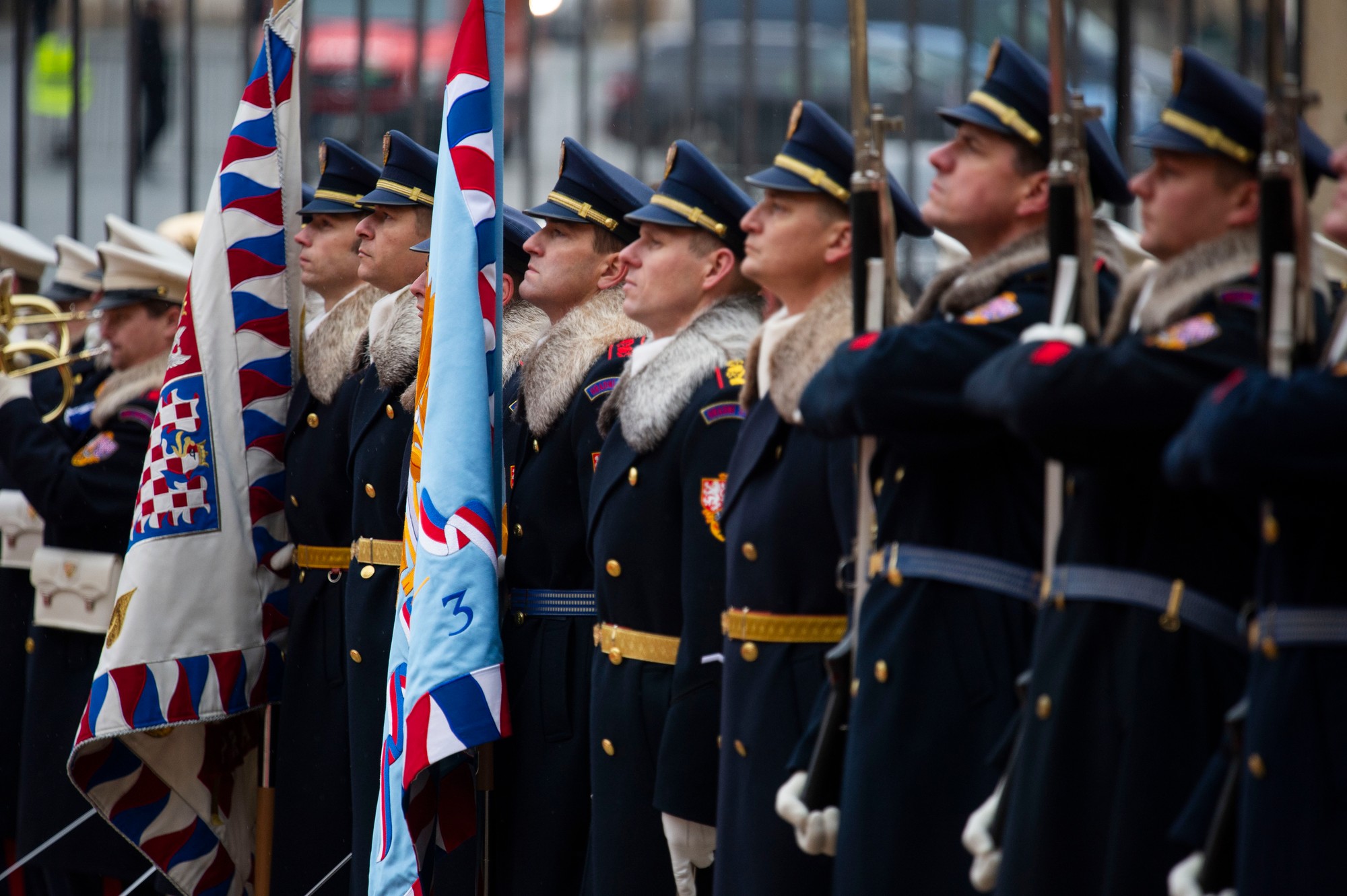 Nastúpená čestná stráž českého prezidenta počas prijatia prezidentov na summite krajín V4.