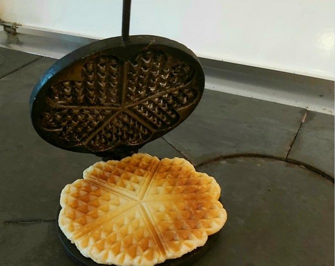 Galete se peku u aparatu za bakin kolač