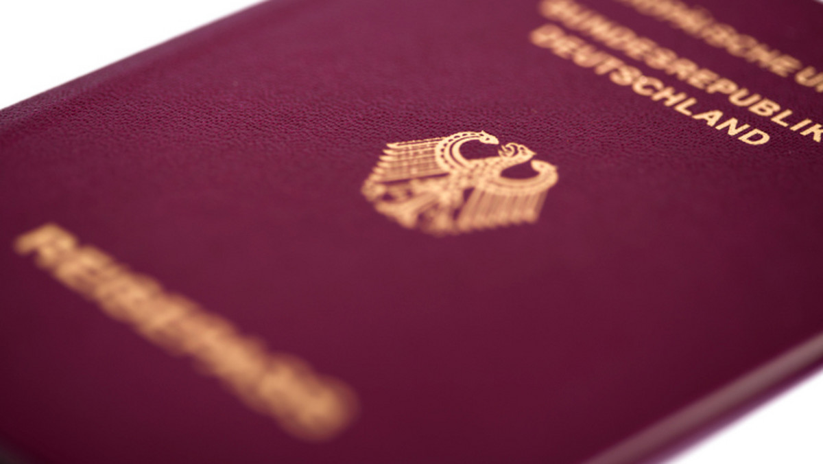Niemieckie paszporty otrzymało w zeszłym roku 4 496 Polaków - podał Federalny Urząd Statystyczny w Wiesbaden. Liczba Polaków, którzy zmienili obywatelstwo na niemieckie, wzrosła w porównaniu z rokiem 2011 o 5 proc.