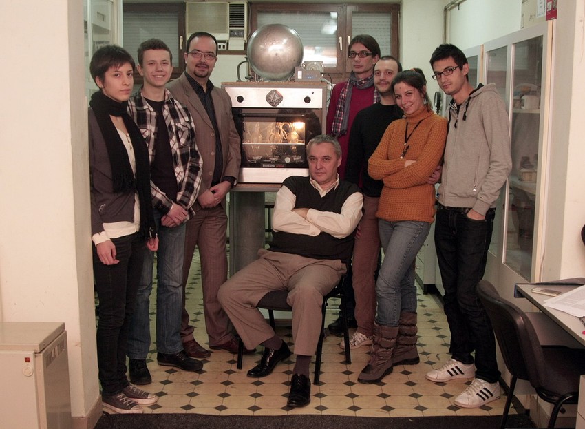 Naučnici okupljeni oko rerne u kojoj se razvija ekstremofil sposoban da opstane na Veneri U rerni marke “Alfa”, zagrejanoj na 50 stepeni, nalazi se devet epruveta u kojima pod različitim eksperimentalnim uslovima živi jedan od dva soja mikroorganizama koji se u prirodi mogu naći među gejzerima američkog nacionalnog parka Jelouston.