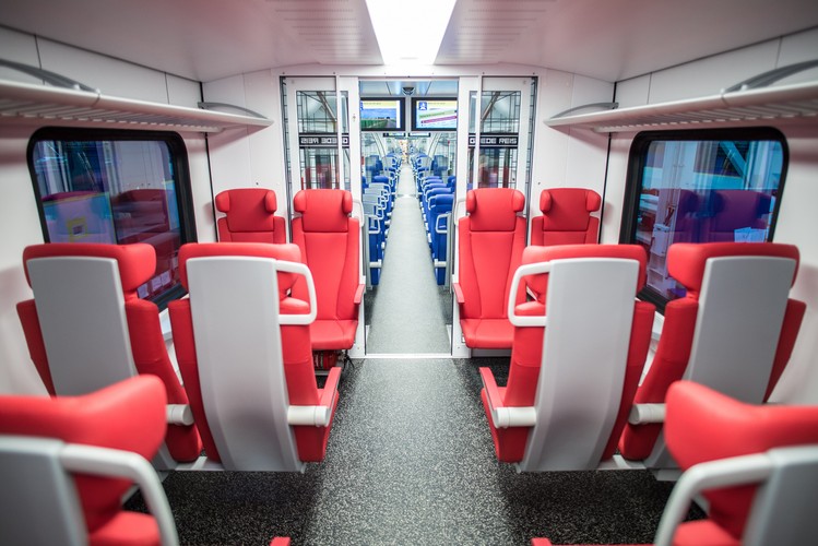 Klasy najłatwiej jest odróżnić po kolorze foteli. Wnętrze jest klimatyzowane. Pasażerowie mają do dyspozycji gniazdka elektryczne przy każdym siedzeniu , a poza tym dostęp do bezpłatnego WiFi. Przestronne przedziały przystosowane są do przewożenia rowerów i wózków. Każdy pociąg jest wyposażony w kamery rejestrujące podróż - wewnątrz i na zewnątrz pojazdu.