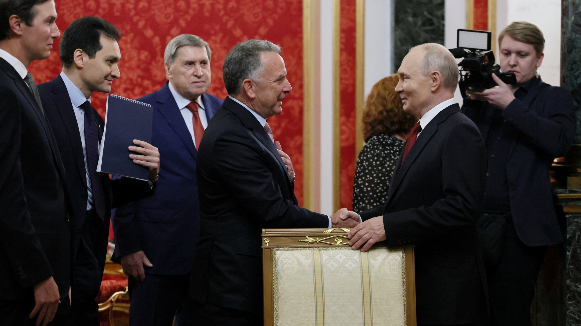 Ruský prezident Vladimir Putin víta osobitného vyslanca USA Steva Witkoffa počas stretnutia v Kremli v Moskve v Rusku 5. septembra 2026.