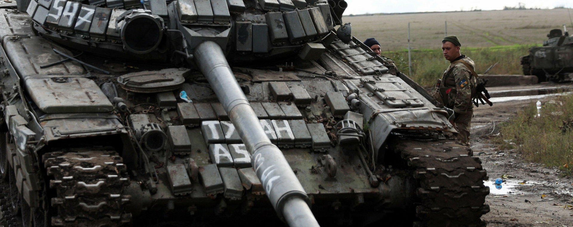 Ukraińcy ładują rosyjski czołg T-72 na ciężarówkę za miastem Izium