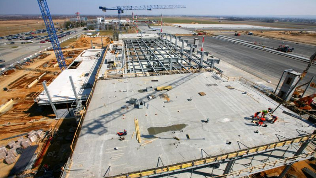 15 miesięcy trwała budowa nowego terminalu pasażerskiego na podrzeszowskim lotnisku w Jasionce (Podkarpackie). Inwestycja kosztowała prawie 100 mln zł. Pierwsi pasażerowie będą odprawiani w nowym budynku w kwietniu tego roku.