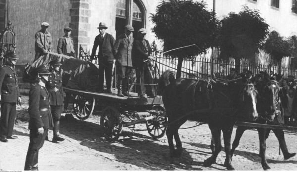 Zwłoki skazańców wywożone po egzekucji z więzienia w Inowrocławiu, 1933 rok (fot. ze zbiorów Narodowego Archiwum Cyfrowego, Koncern Ilustrowany Kurier Codzienny - Archiwum Ilustracji, 1-B-669-4).