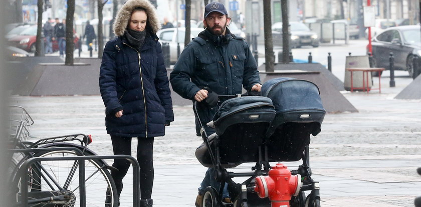 Piotr Głowacki na spacerze z rodziną. Wzbudzają sporą sensację. Dlaczego?