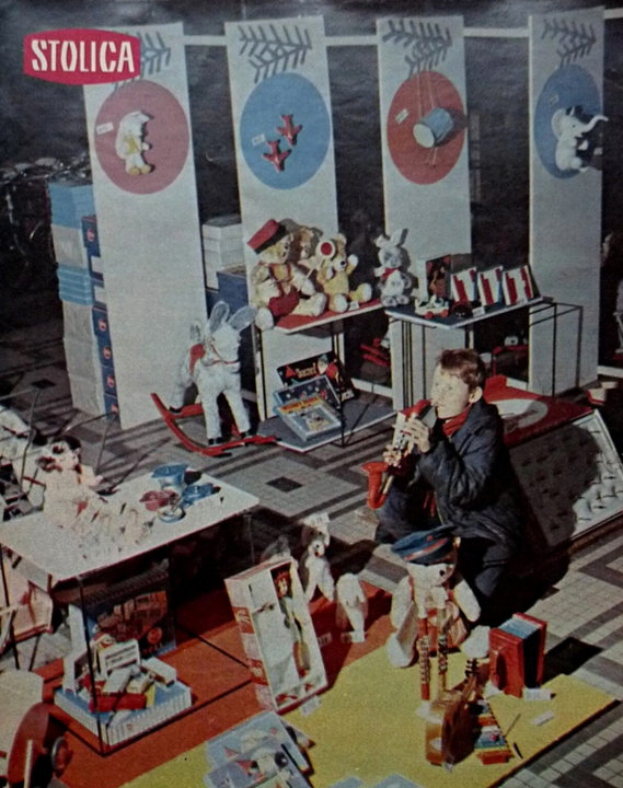 "W stoisku z zabawkami w CDT" - zdjęcie pochodzi z tygodnika Stolica nr 50 (1044) 10.12.1967