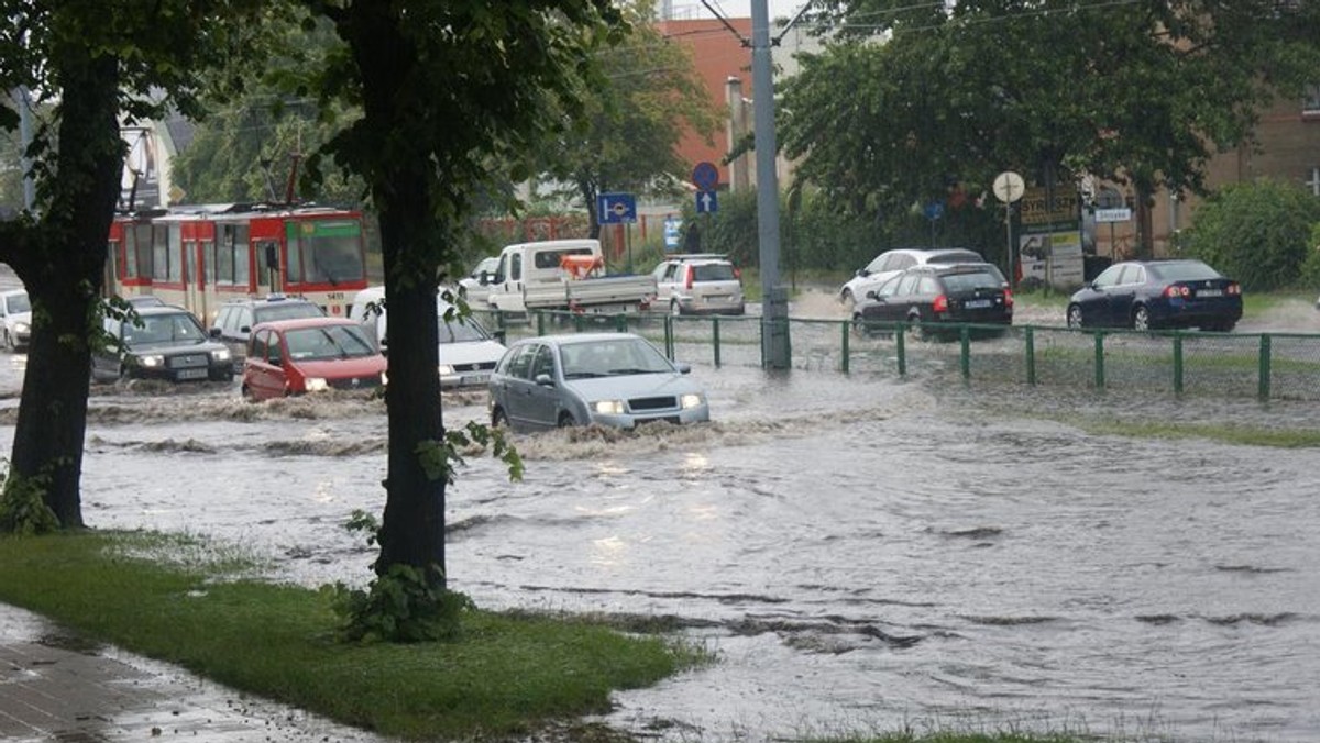 Potężne ulewy przeszły dziś nad Pomorzem, Warmią, Kujawami i częścią Mazowsza. Wiele ulic w miastach jest kompletnie zalanych. W Gdańsku w niektórych miejscach stoi nawet metr wody. Nawałnica zbliża się do Wielkich Jezior Mazurskich oraz nad stolicę.