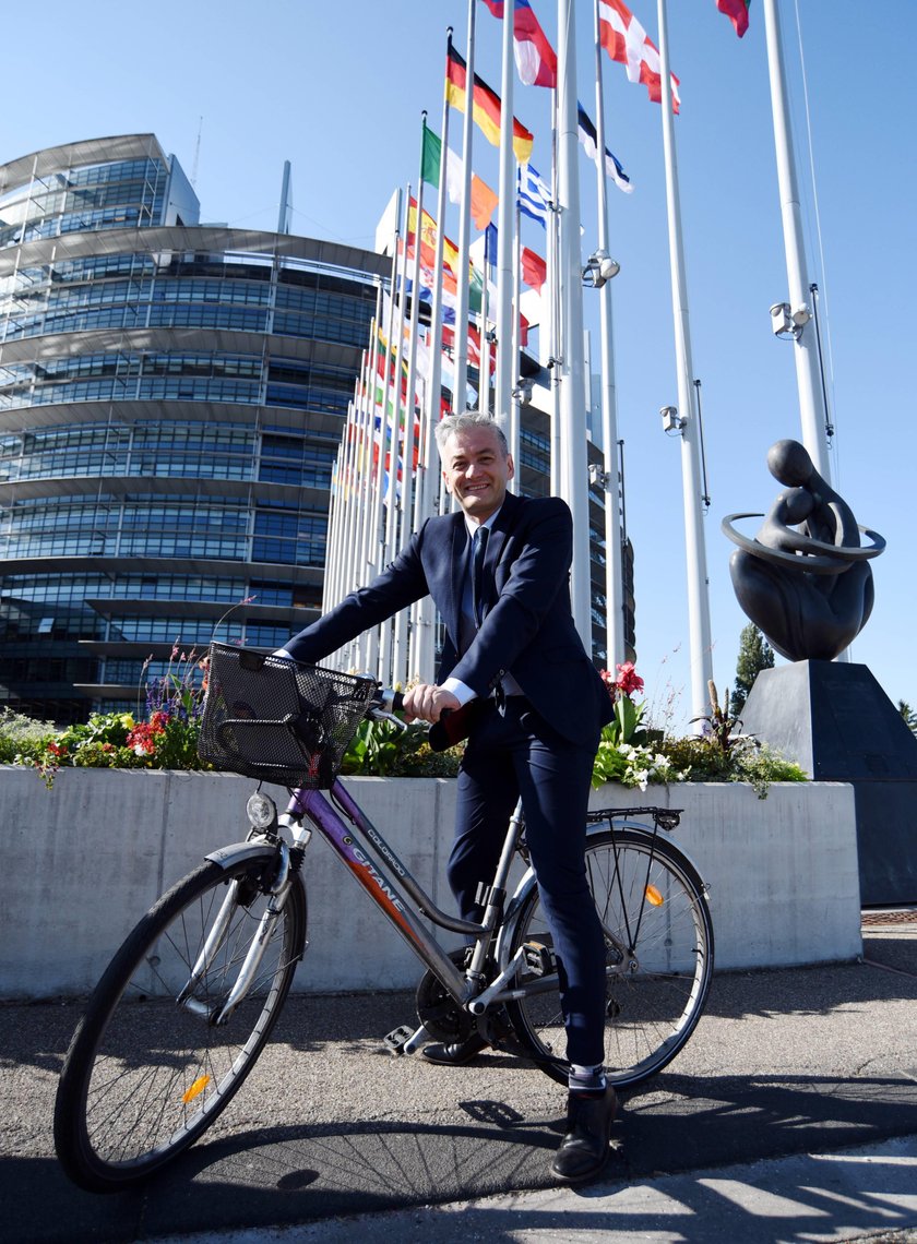 Robert Biedroń na rowerze