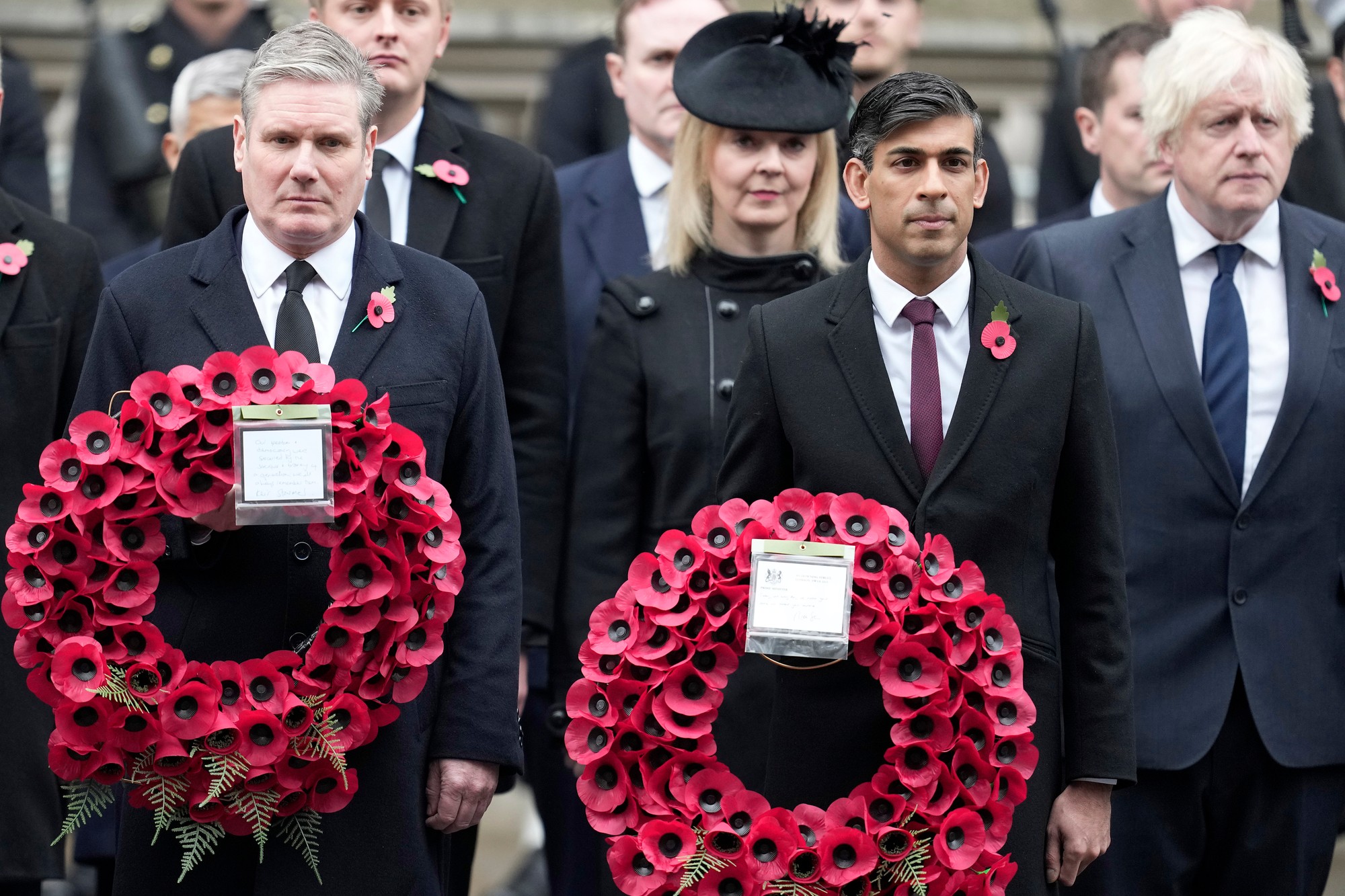 Britský kráľ Karol III. v nedeľu 12. novembra viedol celonárodný spomienkový obrad pri pamätníku padlých vojakov na ulici Whitehall v centre Londýna.