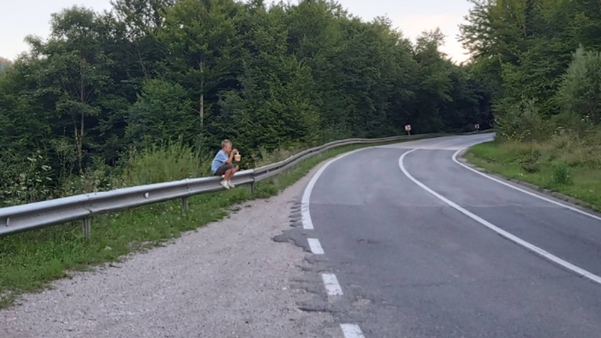 Balkan - tamo siromašnom dečaku ukradu kupine, a devojku obriju do glave zato što se zaljubila