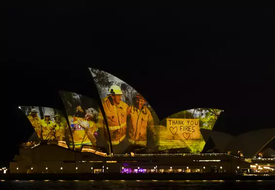 Wzruszająca iluminacja na operze w Sydney. Wspiera strażaków walczących z pożarami