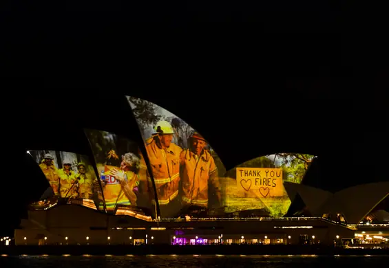 Wzruszająca iluminacja na operze w Sydney. Wspiera strażaków walczących z pożarami