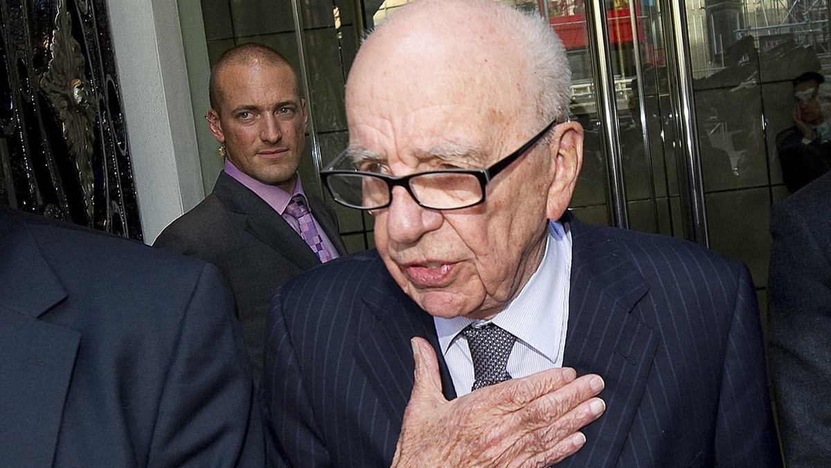 Szef koncernu medialnego News Corp. Rupert Murdoch w kilku tytułach prasowych zamieścił ogłoszenia, w których przeprasza za "poważne wykroczenia" tabloidu "News of The World" — głównego sprawcy afery podsłuchowej i obiecuje poprawę.