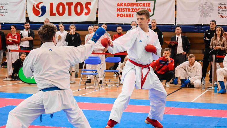 Akademickie Mistrzostwa Polski w karate w Warszawie. Studenci z Łodzi bronią złota
