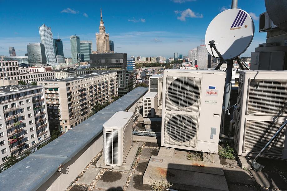 Klimatyzatory na dachach polskich budynków to coraz częstszy widok