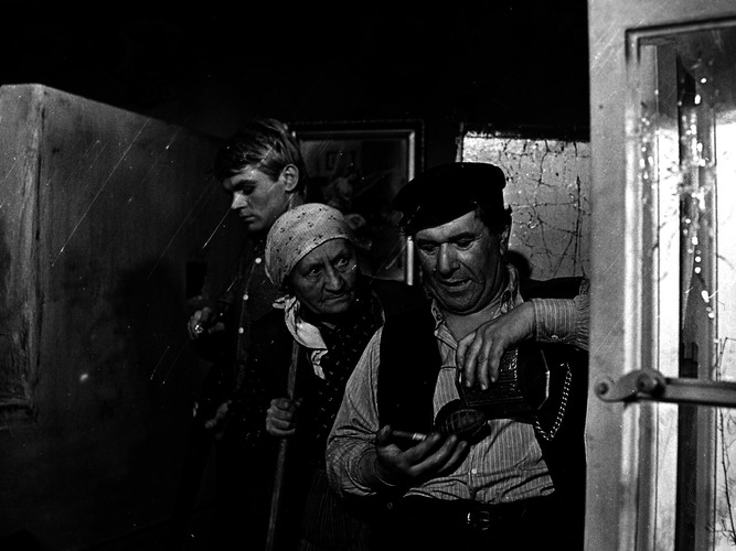 7. 'Sami swoi' (reżyseria: Sylwester Chęciński)