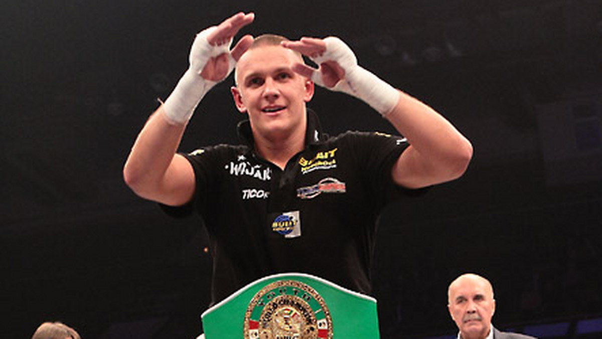 W głównej walce wieczoru gali "Wojak Boxing Night" w Raciborzu Andrzej Wawrzyk (25-0, 13 KO) pokonał jednogłośnie na punkty Clausa Bertino (13-3, 8 KO) i obronił pasy WBC Baltic oraz WBA International wagi ciężkiej. Po dziesięciu rundach sędziowie punktowali 100-90, 98-93 oraz 99-92 dla Polaka.