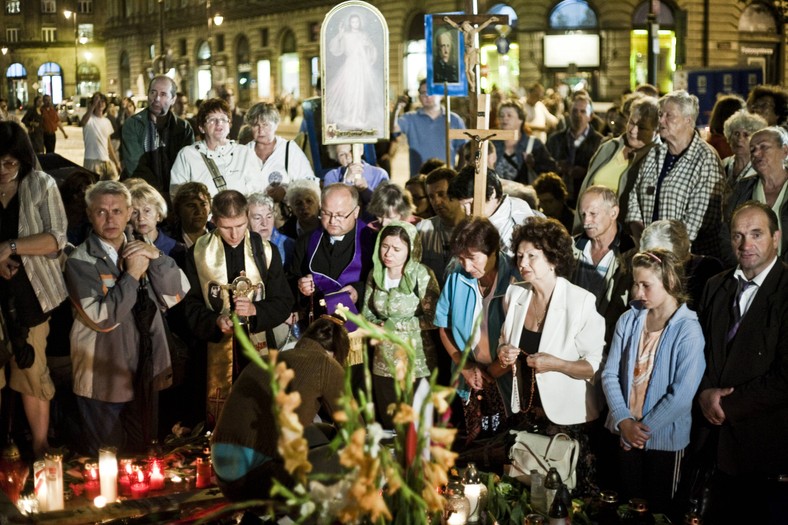 03.08.2010 Warszawa. Ulica Krakowskie Przedmieście przed Pałacem Prezydenckim. Wieczorna modlitwa i czuwanie osób sprzeciwiających się usunięciu krzyża ustawionego przez harcerzy po katastrofie smoleńskiej. Fot. Marcin Kalinski/Newspix.pl