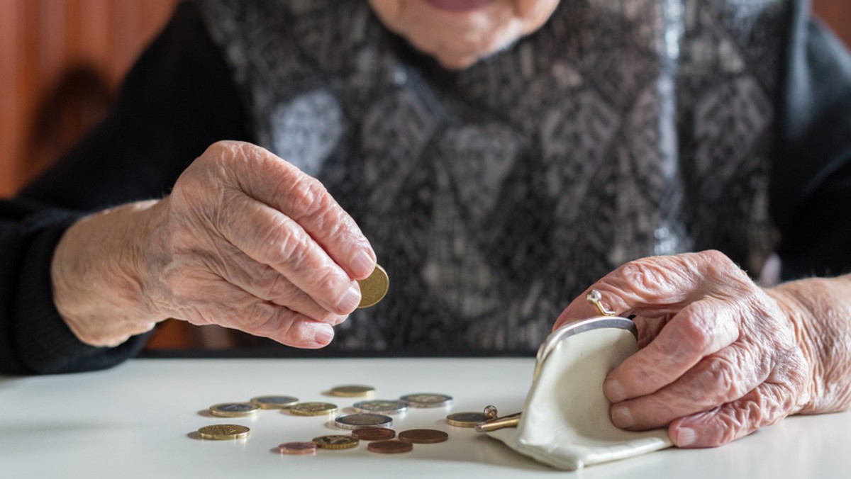 Najczęściej podawaną przez seniorów przyczyną zadłużenia są koszty leków i leczenia. Niespłacone na czas kredyty i bieżące rachunki seniorów wynoszą obecnie 7,3 mld złotych - informuje "Gazeta Polska Codziennie", powołując się na dane Biura Informacji Gospodarczej i Biura Informacji Kredytowej.