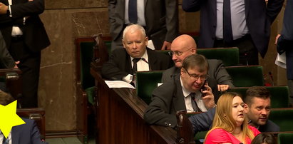 Obrzydliwe! Poseł PiS zrobił to tuż przy Jarosławie Kaczyńskim! Wszystko się nagrało... (WIDEO)